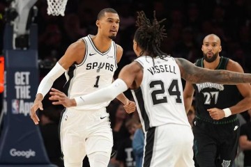 B体育官网-对比扎心！文班开局引18-3领先 下场被轰19-5华子单节13分