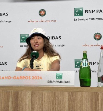 b体育bsports-郑钦文法网首秀：有胜利、有思考、有风度