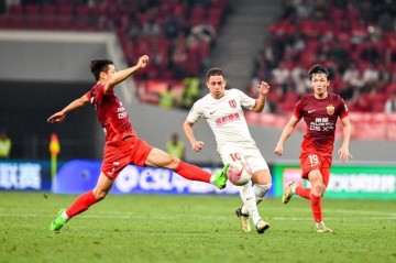 BSPORTS-防线不稳+失误送礼 成都遇强即败争冠再掉队